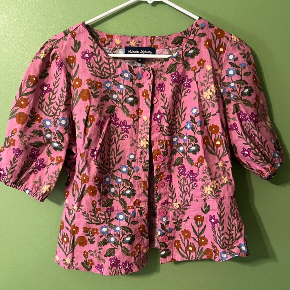 🌷✨ Pink Floral Button-Up Top 🩷🌻
